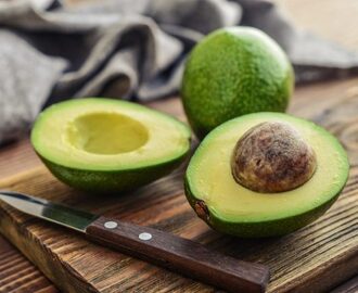 Come si mangia l’avocado: i trucchi per sceglierlo e gli abbinamenti in cucina