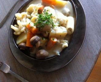 Kippenpoot in gorgonzolaroux  en wortel/aardappel/bloemkool/ui/prei/champignons