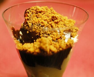 Vanille-ijs met chocoladesaus en verkruimelde Bastognekoek