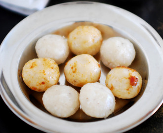 Unda And Chammanthi (Steamed Rice Dumplings With Spicy Chutney)