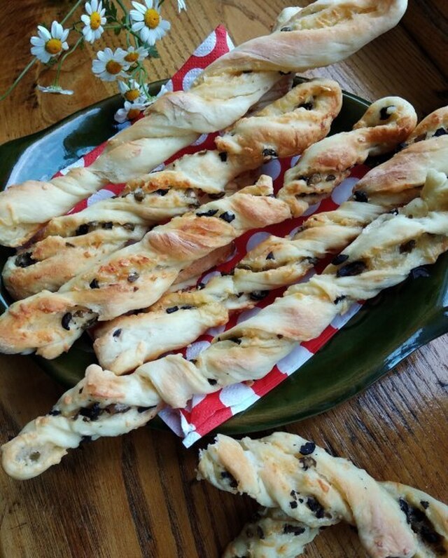 Хлебные палочки с сыром и двумя видами оливок