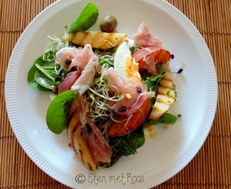 Salade met rauwe ham en gegrild fruit