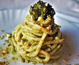 Spaghetti con crema di broccoli e mandorle tostate