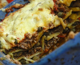 Lasagne z mięsem mielonym, warzywami i kaparami/ Lasagne with ground meat, vegetables and capers