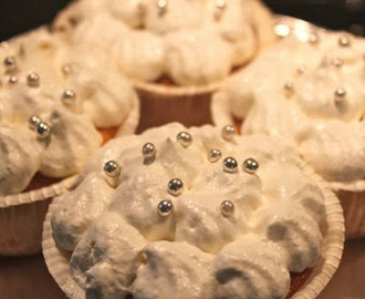 Muffins med vit choklad, hallon och marängsmörkräm