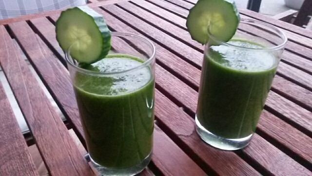 Groene smoothie: kiwi, komkommer, spinazie en sinaasappelsap
