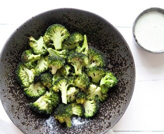 Geroosterde broccoli uit de oven met kaassaus