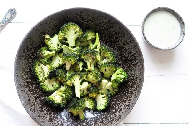 Geroosterde broccoli uit de oven met kaassaus