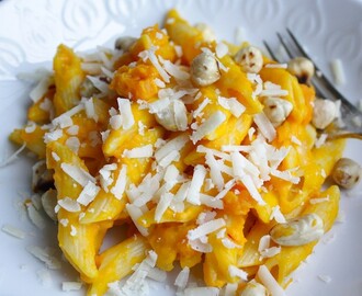 Romige en lactosevrije pasta met pompoen, saffraan en hazelnoten