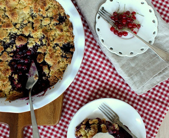 Blueberry and red currant crumble pie / Mustikka-punaviinimarjapaistos