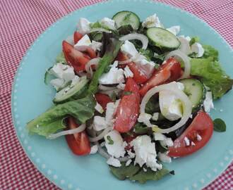 Eenvoudige Griekse salade; De smaak van de zon