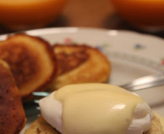 Uova alla Benedict su crumpets , pikelets e melone salato