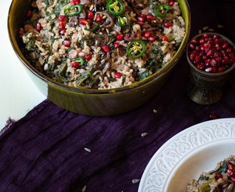 würziges Vollreis-Risotto mit Grünkohl, Oliven und feinem Topping aus Zwiebeln, Sonnenblumenkernen und Granatapfel / healthy risotto with kale and olives and a savory onion, sunflower seed and pomegranate topping