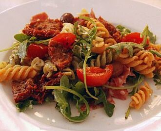 Italiensk pastasallad med pesto och salami