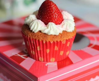 Lorraine Pascale 's Cupcake : Cupcake vanille, chantilly et fraise