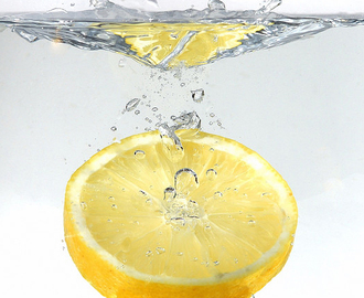 Waarom mensen water met citroen drinken, lees het nu.