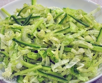 Potrójnie zielona surówka z sałaty lodowej, selera naciowego i ogórka