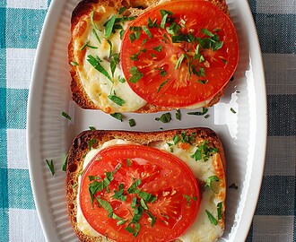 zapiekanki z mozzarellą, pomidorem i anchois (canape caldi con le ovoline)