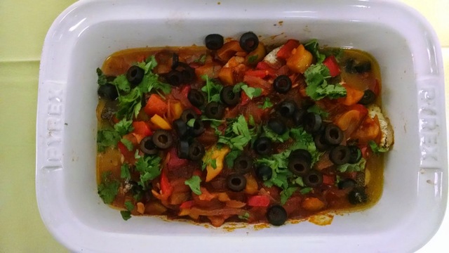 Peixe no forno com pimentões, azeitonas e batata doce