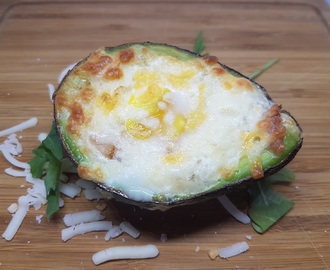 Receita low carb para inovar na cozinha: ovo assado no abacate