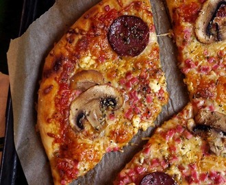 Life is a pizza with everything on top - valkkarilla höystetty tomaattikastike pizzalle
