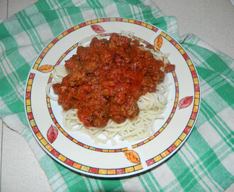 Makaron spaghetti z mięsem mielonym w sosie pomidorowym