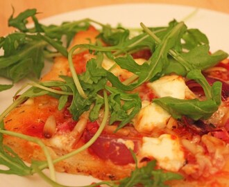 WG-Dinner: Röstpaprika-Tomaten-Suppe; Pizza mit roten Zwiebeln, Schinken, Feta und Pinienkernen und Holunderblüten-Joghurt
