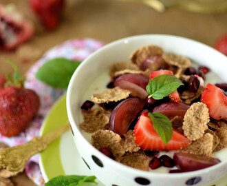Na śniadanie : jogurt z płatkami i owocami