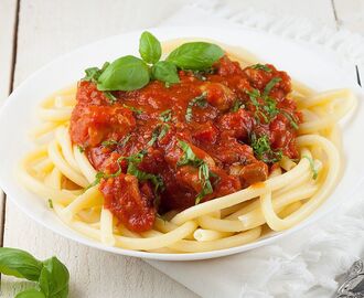 Pittige kippendijen tomaten pasta