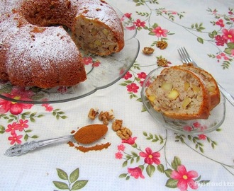 Elmalı tarçınlı kek (Turkse appel/kaneel tulbandcake met walnoten)