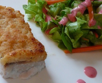 Lachs mit einer Meerrettichkruste auf Salat mit Himbeerdressing