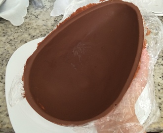 Ovo de Páscoa recheado de ganache de chocolate belga, brigadeiro de chocolate branco e cookies