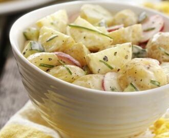 Aardappelsalade met groente en ei