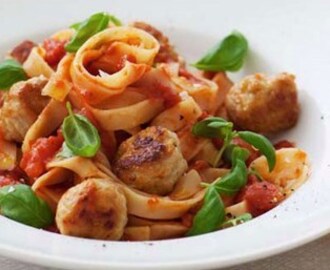 Spagetti med kycklingköttbullar i tomatsås med basilika