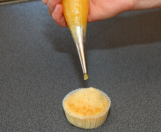 Steg för steg: Att fylla en muffins med sprits