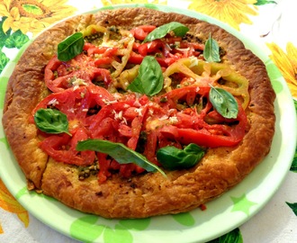 Pizza van bladerdeeg met basilicum, knoflook en tomaat