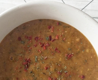 Rode linzen soep met spinazie en raapstelen