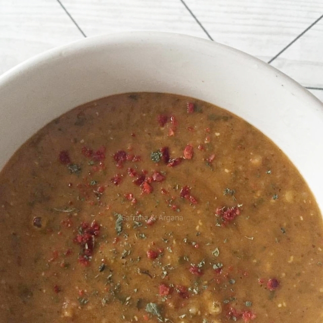 Rode linzen soep met spinazie en raapstelen