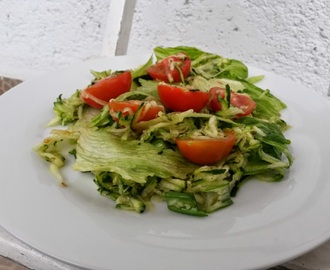Saláta cukkinivel és más finomságokkal
