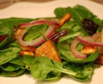 Gezonde salade Ottolenghi:  Bladspinazie, dadels en pitacroutons