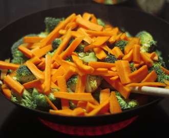 Wok with chicken, broccoli and carrots