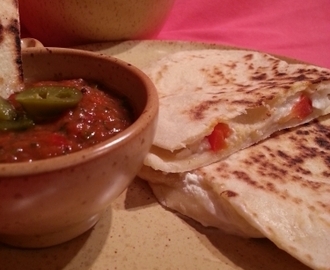Vega újhagymás quesadilla és nachos csípős salsa szósszal