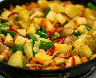 Falukorv med stekt potatis och grönsakspytt