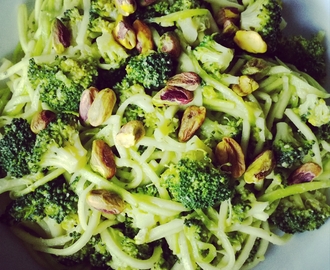 Courgette spaghetti met broccoli en pistachepesto