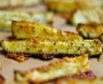 Baked courgette chips with parmesan, oregano and paprika