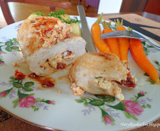 Pomysł na niedzielny obiad, czyli faszerowana pierś z kurczaka z marchewką w stylu angielskim i młodymi ziemniakami