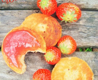 Walesin kakut mansikoilla, Welsh cakes with strawberries