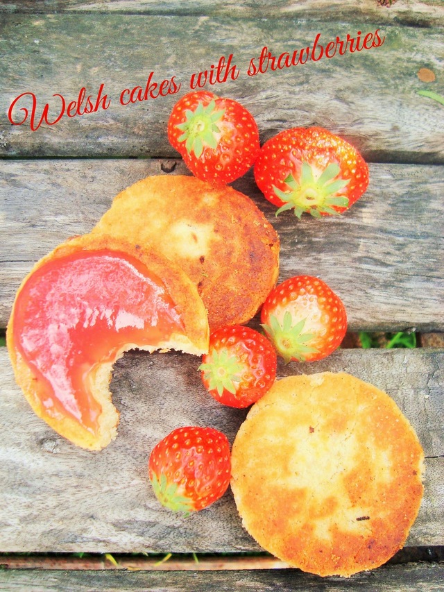 Walesin kakut mansikoilla, Welsh cakes with strawberries