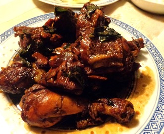 Chinese kip in sojasaus 'drie kopjes kip' . Een feestelijke Chinese maaltijd