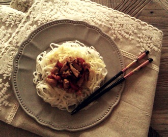 Makaron ryżowy z grzybami shiitake, czerwoną papryką i kurczakiem